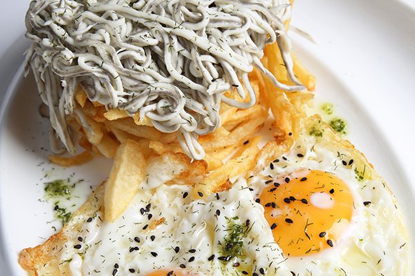 Huevos rotos con patatas fritas y gulas
